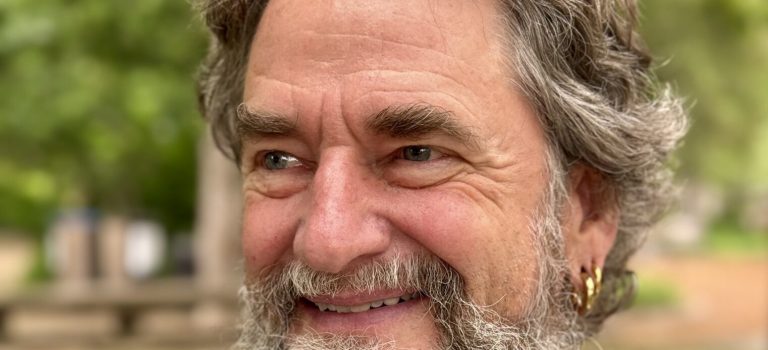 El astrobiólogo que vio el origen de la vida en una ceremonia de ayahuasca