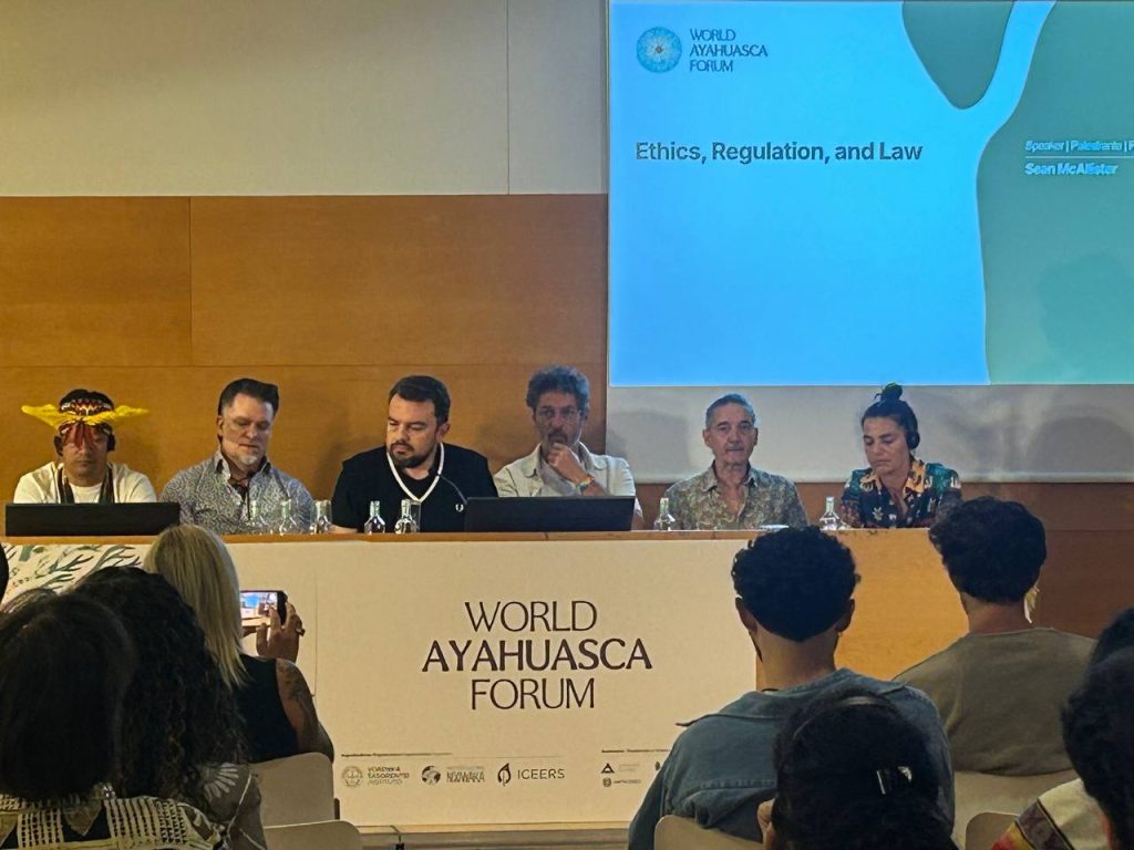 Juan Carlos de la Cal y Manuel Villaescusa, representantes de Plantaforma en la mesa 'Ética, regulación y derecho', dentro del Foro Mundial de Ayahuasca en Girona.